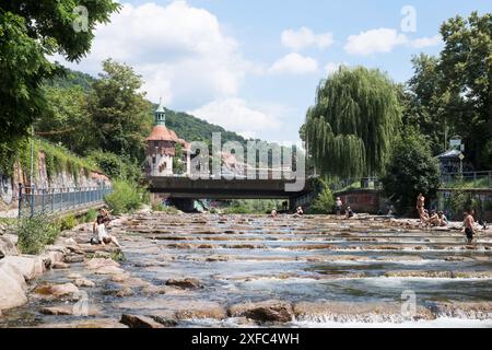 Menschen, die sich im Dreisam in Freiburg im Breisgau, Deutschland, Europa abkühlen Stockfoto