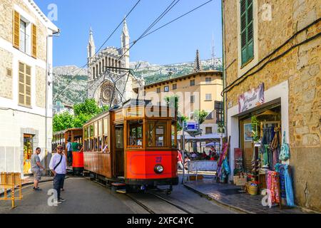 Soller, Spanien – 24. Mai 2024: Eine alte Straßenbahn fährt durch das historische Zentrum von Soller Stockfoto