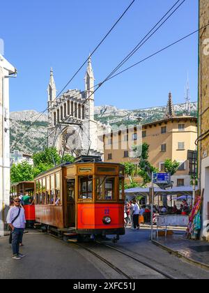 Soller, Spanien – 24. Mai 2024: Eine alte Straßenbahn fährt durch das historische Zentrum von Soller Stockfoto