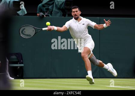 Wimbledon, London, Großbritannien. Juli 2024. Novak Djokovic im Kampf gegen Vit Kopriva aus der Tschechischen Republik in der ersten Runde in Wimbledon. Quelle: Adam Stoltman/Alamy Live News Stockfoto