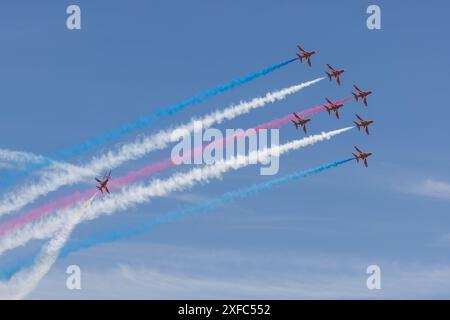 BAE Hawk T1A des Teams der Royal Airforce Aerobatic, The Red Arrows, präsentiert auf dem Shuttleworth Festival of Flight im Juni 2024 Stockfoto