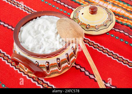 Traditioneller bulgarischer Joghurt aus Schaf- oder Kuhmilch und natürlichem Sauerteig. Selektiver Fokus mit geringer Schärfentiefe. Stockfoto