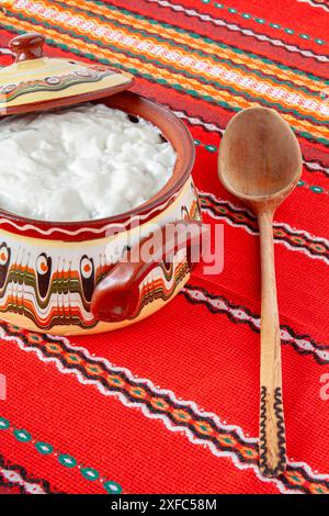 Traditioneller bulgarischer Joghurt aus Schaf- oder Kuhmilch und natürlichem Sauerteig. Selektiver Fokus mit geringer Schärfentiefe. Stockfoto