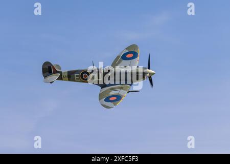 Supermarine Spitfire MkVc, Registrierung G-AWII, ausgestellt auf dem Shuttleworth Festival of Flight, Juni 2024 Stockfoto