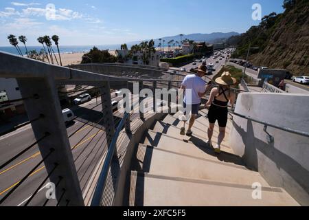 Fußgängerbrücke über den Pacific Coast Highway, Santa Monica, Kalifornien, Vereinigte Staaten von Amerika Stockfoto