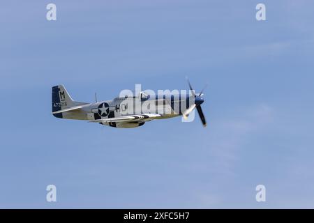 Nordamerikanische P-51D Mustang G-BIXL „Miss Helen“, die auf dem Shuttleworth Festival of Flight im Juni 2024 präsentiert wird Stockfoto