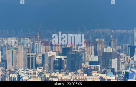 Seoul, Südkorea. 30. Juni 2024. Allgemeiner Blick auf die Wohnungen und Gebäude von West nach Ost im Zentrum von Seoul. Offiziell ist Seoul Special City die Hauptstadt der Republik Korea, allgemein bekannt als Südkorea, und das größte städtische Zentrum des Landes. (Foto: Kim Jae-Hwan/SOPA Images/SIPA USA) Credit: SIPA USA/Alamy Live News Stockfoto