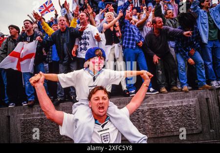 England Fans feierten am Trafalgar Square nach dem Sieg ihrer Mannschaft im Viertelfinale der Euro 96 gegen Spanien, der durch ein Elfmeterschießen entschieden wurde. Das Spiel fand im Wembley-Stadion statt. Trafalgar Square, London, Großbritannien. Juni 1996 Stockfoto