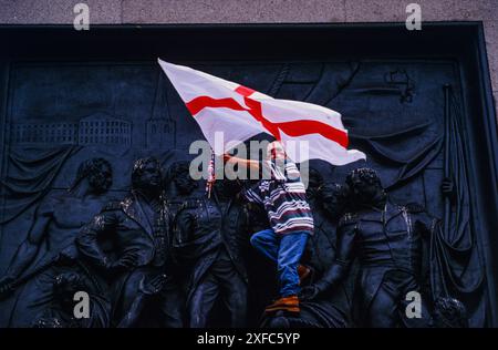 England Fans feierten am Trafalgar Square nach dem Sieg ihrer Mannschaft im Viertelfinale der Euro 96 gegen Spanien, der durch ein Elfmeterschießen entschieden wurde. Das Spiel fand im Wembley-Stadion statt. Trafalgar Square, London, Großbritannien. Juni 1996 Stockfoto