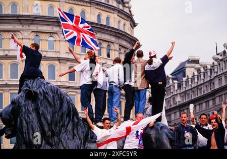 England Fans feierten am Trafalgar Square nach dem Sieg ihrer Mannschaft im Viertelfinale der Euro 96 gegen Spanien, der durch ein Elfmeterschießen entschieden wurde. Das Spiel fand im Wembley-Stadion statt. Trafalgar Square, London, Großbritannien. Juni 1996 Stockfoto