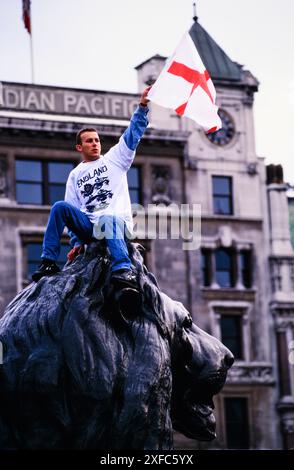 England Fans feierten am Trafalgar Square nach dem Sieg ihrer Mannschaft im Viertelfinale der Euro 96 gegen Spanien, der durch ein Elfmeterschießen entschieden wurde. Das Spiel fand im Wembley-Stadion statt. Trafalgar Square, London, Großbritannien. Juni 1996 Stockfoto