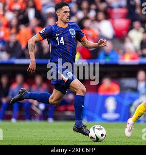 München, Deutschland. Juli 2024. MÜNCHEN, DEUTSCHLAND - 2. JULI: Tijjani Reijnders aus den Niederlanden läuft mit dem Ball während des Achtelfinale-Spiels zur UEFA EURO 2024 zwischen Rumänien und den Niederlanden am 2. Juli 2024 in München. (Foto: Joris Verwijst/BSR Agency) Credit: BSR Agency/Alamy Live News Stockfoto