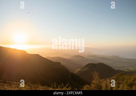 Herrlicher Blick auf den Sonnenuntergang über die Berge auf der Insel Sao Miguel, Azoren, Portugal. Golden Hour Landschaft. Stockfoto