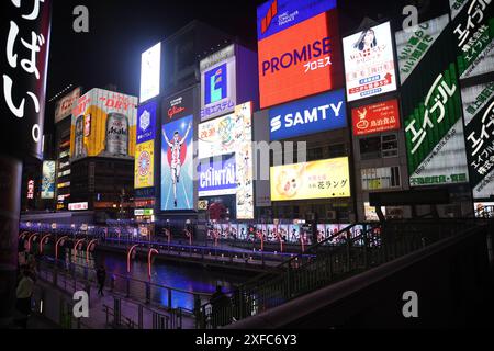 Nächtlicher Blick auf den Kanal in Dotonbori, einem der wichtigsten Touristen- und Nachtleben Osakas, Osaka - Japan Stockfoto