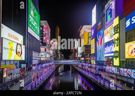 Nächtlicher Blick auf den Kanal in Dotonbori, einem der wichtigsten Touristen- und Nachtleben Osakas, Osaka - Japan Stockfoto