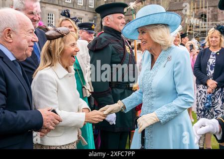 Königin Camilla begrüßt die Gäste während der Sovereign's Garden Party im Palace of Holyroodhouse in Edinburgh. Die Party ist Teil der Reise des Königs nach Schottland zur Holyrood Week. Bilddatum: Dienstag, 2. Juli 2024. Stockfoto