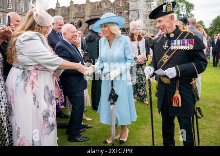 Königin Camilla begrüßt die Gäste während der Sovereign's Garden Party im Palace of Holyroodhouse in Edinburgh. Die Party ist Teil der Reise des Königs nach Schottland zur Holyrood Week. Bilddatum: Dienstag, 2. Juli 2024. Stockfoto