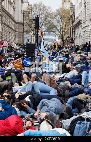 April 2023, Westminster, London, Vereinigtes Königreich. Masseneinbau. Tag 2 des Klima- und ökologischen Protestes „The Big One“ von 200 Gruppen unter der Führung der Extinction Rebellion unter dem Motto „Unite to Survive“. Rund 60.000 Menschen nahmen an vier Tagen an den gesetzlichen Märschen und Veranstaltungen Teil. Zu den Partnergruppen zählten Keep Britain Tidy, Friends of the Earth und Avaaz. "People's Pickets" wurden am Freitag und Montag vor 15 Regierungsbezirken abgehalten. Ein gewaltiger marsch am Samstag, den 22. April, endete mit einem Massensterben in Westminster. Stockfoto