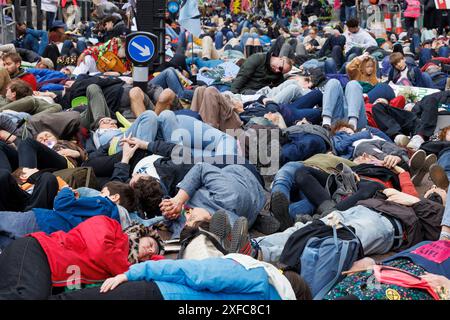 April 2023, Westminster, London, Vereinigtes Königreich. Masseneinbau. Tag 2 des Klima- und ökologischen Protestes „The Big One“ von 200 Gruppen unter der Führung der Extinction Rebellion unter dem Motto „Unite to Survive“. Rund 60.000 Menschen nahmen an vier Tagen an den gesetzlichen Märschen und Veranstaltungen Teil. Zu den Partnergruppen zählten Keep Britain Tidy, Friends of the Earth und Avaaz. "People's Pickets" wurden am Freitag und Montag vor 15 Regierungsbezirken abgehalten. Ein gewaltiger marsch am Samstag, den 22. April, endete mit einem Massensterben in Westminster. Stockfoto