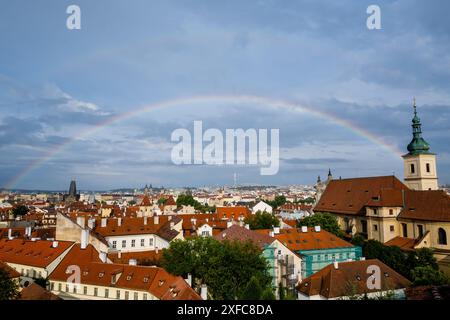 Prag, Tschechische Republik. Juli 2024. Ein Regenbogen über Dächern historischer Gebäude im Zentrum von Prag. Das historische Zentrum von Prag ist Teil des UNESCO-Weltkulturerbes der Organisation der Vereinten Nationen für Bildung, Wissenschaft und Kultur. (Credit Image: © Tomas Tkacik/SOPA images via ZUMA Press Wire) NUR REDAKTIONELLE VERWENDUNG! Nicht für kommerzielle ZWECKE! Stockfoto