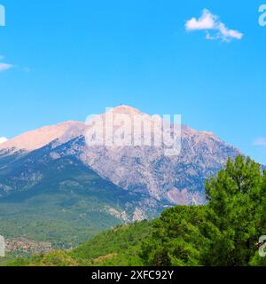 Blick auf den Olymp, Tekirova (Türkei, Antalya, Kemer). Mittelmeerküste von Lycia, Tahtali-Berge. Stockfoto