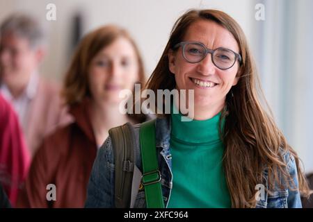 Fraktionssitzung Bündnis 90/die Grünen auf dem Weg zur Fraktionssitzung der Bundestagsfraktion, Bündnis 90/die Grünen, Katharina Beck Berlin Berlin Berlin GER *** Bündnis 90 die Grünen auf dem Weg zur Fraktionssitzung, Bündnis 90 die Grünen, Katharina Beck Berlin Berlin Berlin GER Stockfoto