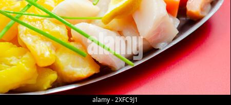 Ein Teller mit Meeresfrüchten und Zitrone auf dem Metalltablett. Der Teller ist voll von verschiedenen Arten von Fischen Stockfoto