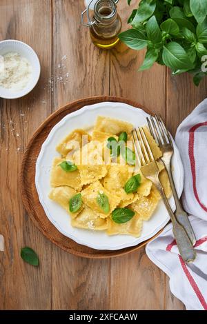 Ravioli-Pasta mit Ricotta und Basilikum auf weißem Teller, serviert in Farben der italienischen Flagge. Traditionelles italienisches Pastagericht und Rezept. Abdeckung oder Arktis Stockfoto