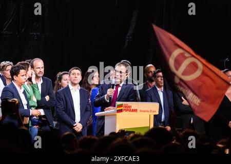 Paris, Frankreich. 30. Juni 2024. Olivier Faure, erster Sekretär der Sozialistischen Partei, spricht während der Demonstration mit der Menge der Demonstranten. Die Leute haben République in Paris zu einer Demonstration gegen die extreme Rechte nach den Ergebnissen der französischen Parlamentswahlen, bei denen die Partei Rassemblement National die erste Runde gewann, gepackt. (Foto: Telmo Pinto/SOPA Images/SIPA USA) Credit: SIPA USA/Alamy Live News Stockfoto