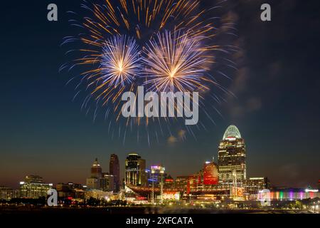 Feuerwerk Cincinnati. Über dem Ohio River nach einem Baseballspiel der Cincinnati Reds. Cincinnati, Ohio, USA. Ich habe General James Taylor Park in Newport gesehen Stockfoto