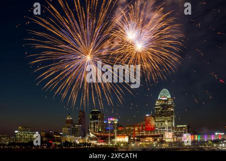 Feuerwerk Cincinnati. Über dem Ohio River nach einem Baseballspiel der Cincinnati Reds. Cincinnati, Ohio, USA. Ich habe General James Taylor Park in Newport gesehen Stockfoto