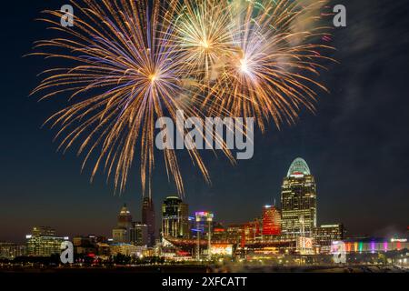 Feuerwerk Cincinnati. Über dem Ohio River nach einem Baseballspiel der Cincinnati Reds. Cincinnati, Ohio, USA. Ich habe General James Taylor Park in Newport gesehen Stockfoto