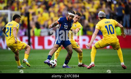 München, Deutschland. 2. Juli 2024. Memphis Depay (Niederlande) wird von Nicolae Stanciu, Daniel Birligeaaund Ianis Hagi (Rumänien) beim Achtelfinale der UEFA EURO 2024 zwischen Rumänien und den Niederlanden angefochten. Quelle: Nicolò Campo/Alamy Live News Stockfoto