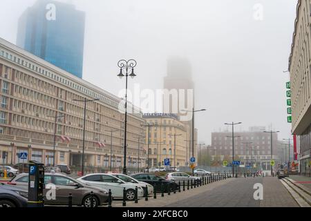 Misty Warschau: Herbststille auf Nebelstraßen Stockfoto