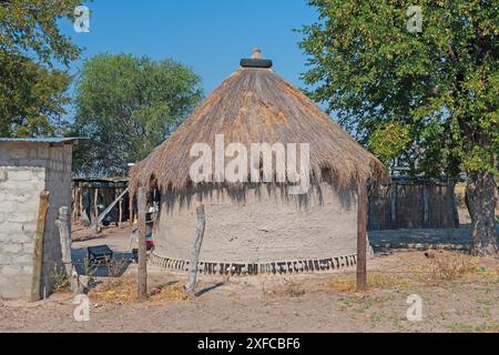 Typische Round Mud Hut in einem Dorf im Okavango Delta in Botswana Stockfoto