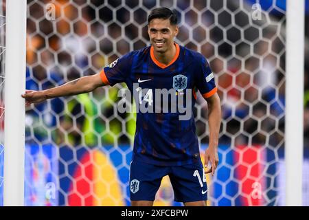 München, Deutschland. 2. Juli 2024. Tijjani Reijnders aus den Niederlanden lächelt während des Achtelfinale der UEFA EURO 2024 zwischen Rumänien und den Niederlanden. Quelle: Nicolò Campo/Alamy Live News Stockfoto