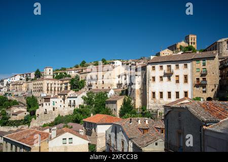 Malerische Landschaft der Stadt Sepulveda in Segovia, Spanien. Historische Gebäude und charmante Architektur unter einem klaren blauen Himmel. Stockfoto