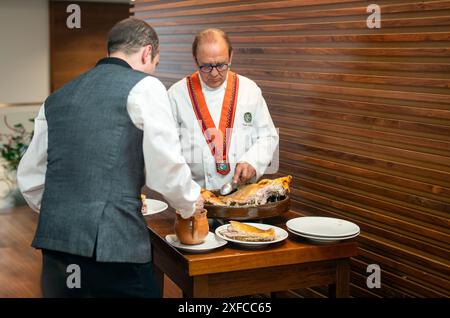 Der berühmte Küchenchef Jose Maria Ruiz serviert in seinem Restaurant in Segovia, Spanien, ein traditionelles Cochinillo-Asado, das lokale kulinarische Traditionen zeigt. Stockfoto
