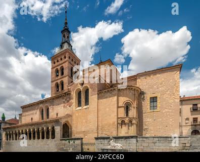 Wunderschöne romanische St. Martin Kirche in der historischen Stadt Segovia, Spanien, an einem sonnigen Tag mit klarem Himmel. Stockfoto