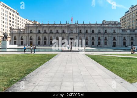 Santiago, Chile - 13. März 2019: Majestätischer Blick auf den Präsidentenpalast mit Besuchern im Vordergrund. Stockfoto