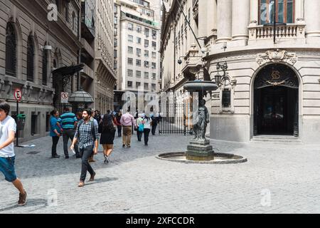 Santiago, Chile - 13. März 2019: Geschäftiges Stadtleben inmitten historischer Architektur. Stockfoto