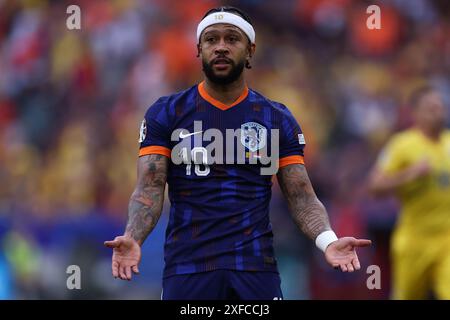 München, Deutschland. Juli 2024. Memphis Depay aus den Niederlanden gibt beim Achtelfinale der UEFA Euro 2024 zwischen Rumänien und Nederland am 2. Juli 2024 in München Gesten. Quelle: Marco Canoniero/Alamy Live News Stockfoto