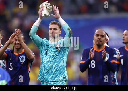 München, Deutschland. Juli 2024. Bart Verbruggen aus den Niederlanden feiert am 2. Juli 2024 in München das Achtelfinale der UEFA Euro 2024 zwischen Rumänien und Nederland. Quelle: Marco Canoniero/Alamy Live News Stockfoto