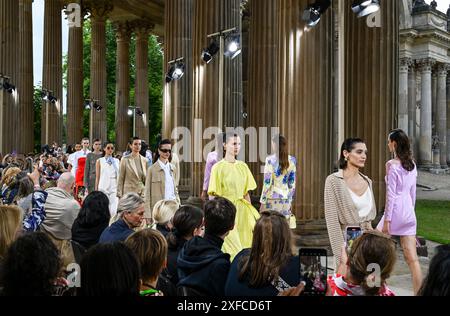 Potsdam, Deutschland. Juli 2024. Modelle zeigen Kreationen des Labels Marc Cain in den Kolonnaden mit dem Triumphtor im Neuen Palais. Die Modeschau ist Teil der Berlin Fashion Week. Quelle: Jens Kalaene/dpa/Alamy Live News Stockfoto