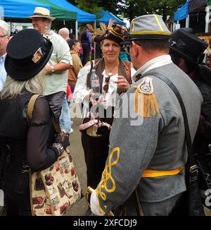 Eine Szene beim Kirkcudbright Steam Punk Festival, Schottland, Juni 2024 Stockfoto