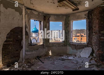 Blick auf die Zwiebelkuppel der Russisch-orthodoxen katholischen Kirche St. Marias durch ein weiteres verlassenes Kirchenfenster. Stockfoto