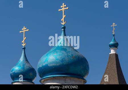 Blick auf die Zwiebelkuppel der Russisch-orthodoxen katholischen Kirche St. Mary in McKeesport PA. Stockfoto