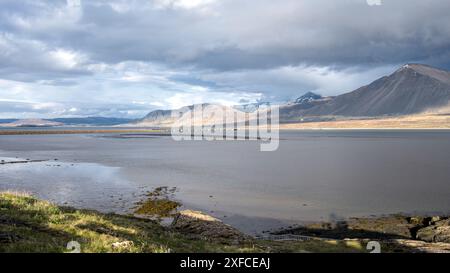 Wunderschöne weite Landschaft um Borganes, Island, mit Berg und Fjord Stockfoto