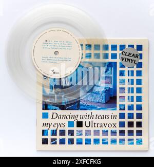 Bildcover und klares Vinyl der 1984 erschienenen 7-Zoll-Single Dancing With Tears in My Eyes von Ultravox Stockfoto