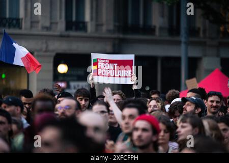 Paris, Frankreich. 30. Juni 2024. Ein Plakat der Populärkoalition der Nouveau Front, das während der Demonstration in der Menschenmenge zu sehen war. Die Leute haben République in Paris zu einer Demonstration gegen die extreme Rechte nach den Ergebnissen der französischen Parlamentswahlen, bei denen die Partei Rassemblement National die erste Runde gewann, gepackt. (Credit Image: © Telmo Pinto/SOPA Images via ZUMA Press Wire) NUR REDAKTIONELLE VERWENDUNG! Nicht für kommerzielle ZWECKE! Stockfoto